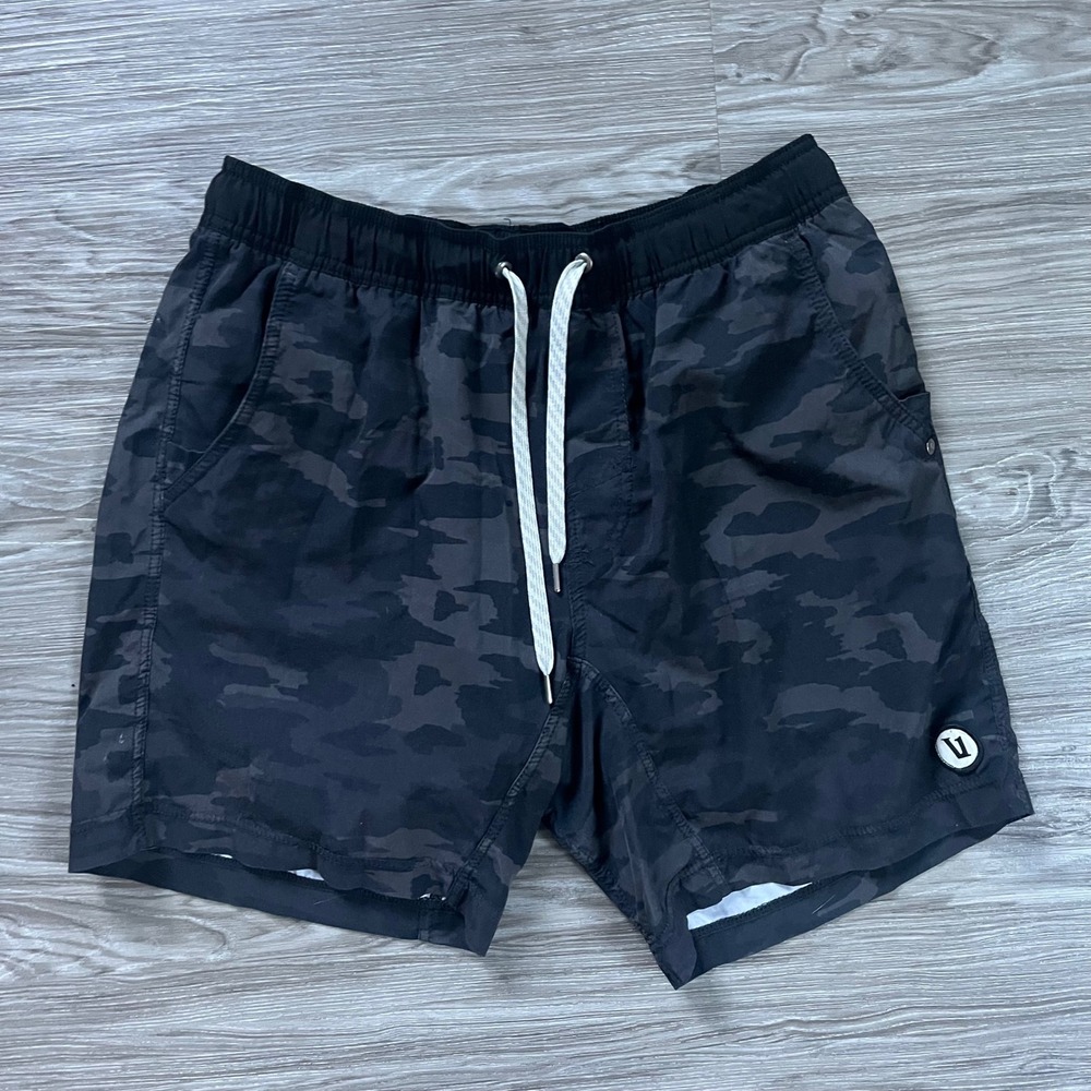 Vuori Kore Shorts Mens Medium Charcoal Camo 7.5 Inseam Lined Athletic Training